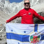 Empresário Léo Godoy com bandeira de Itu e camisa do Ituano no Campo Base do Everest