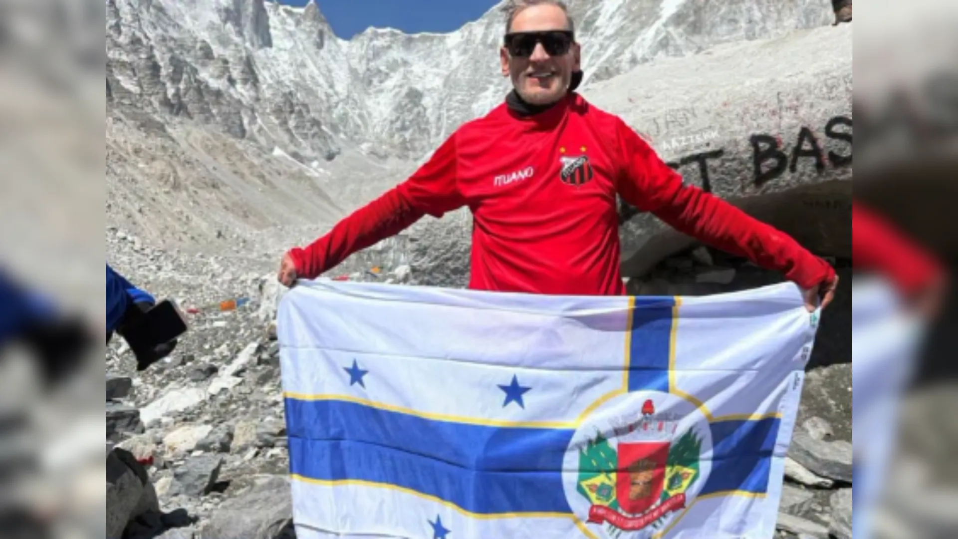 Empresário Léo Godoy com bandeira de Itu e camisa do Ituano no Campo Base do Everest