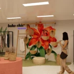 Grupo de empresários e trabalhadores brasileiros em reunião, expressando preocupação com a decisão do governo sobre a taxa das blusinhas.