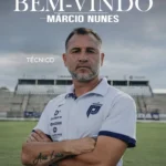 Treinador Márcio Nunes em campo com o uniforme do Primavera