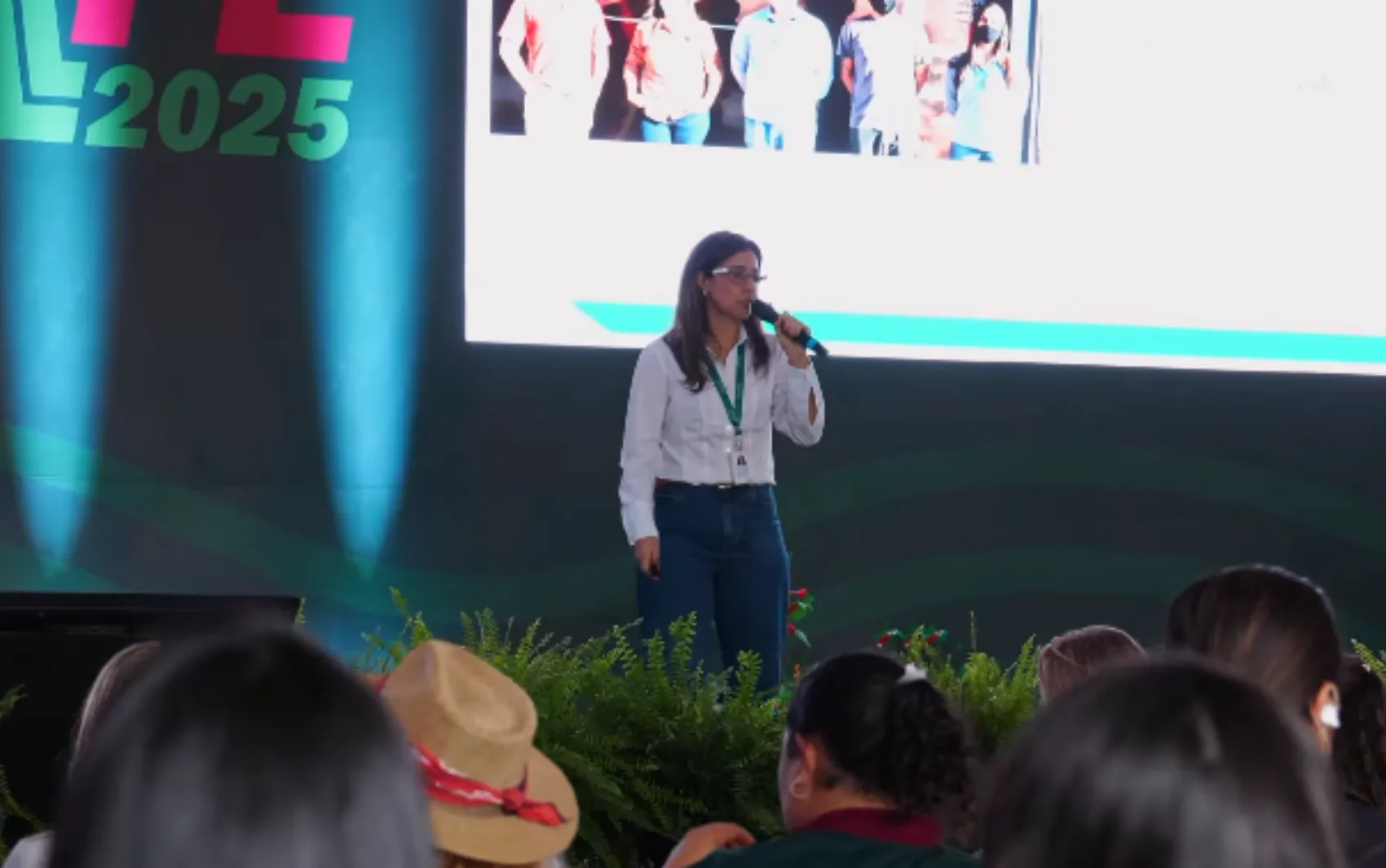 Mulher cafeicultora em plantação de café, representando o empoderamento feminino no setor.