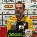 Treinador Enderson Moreira do Novorizontino em jogo da Série B