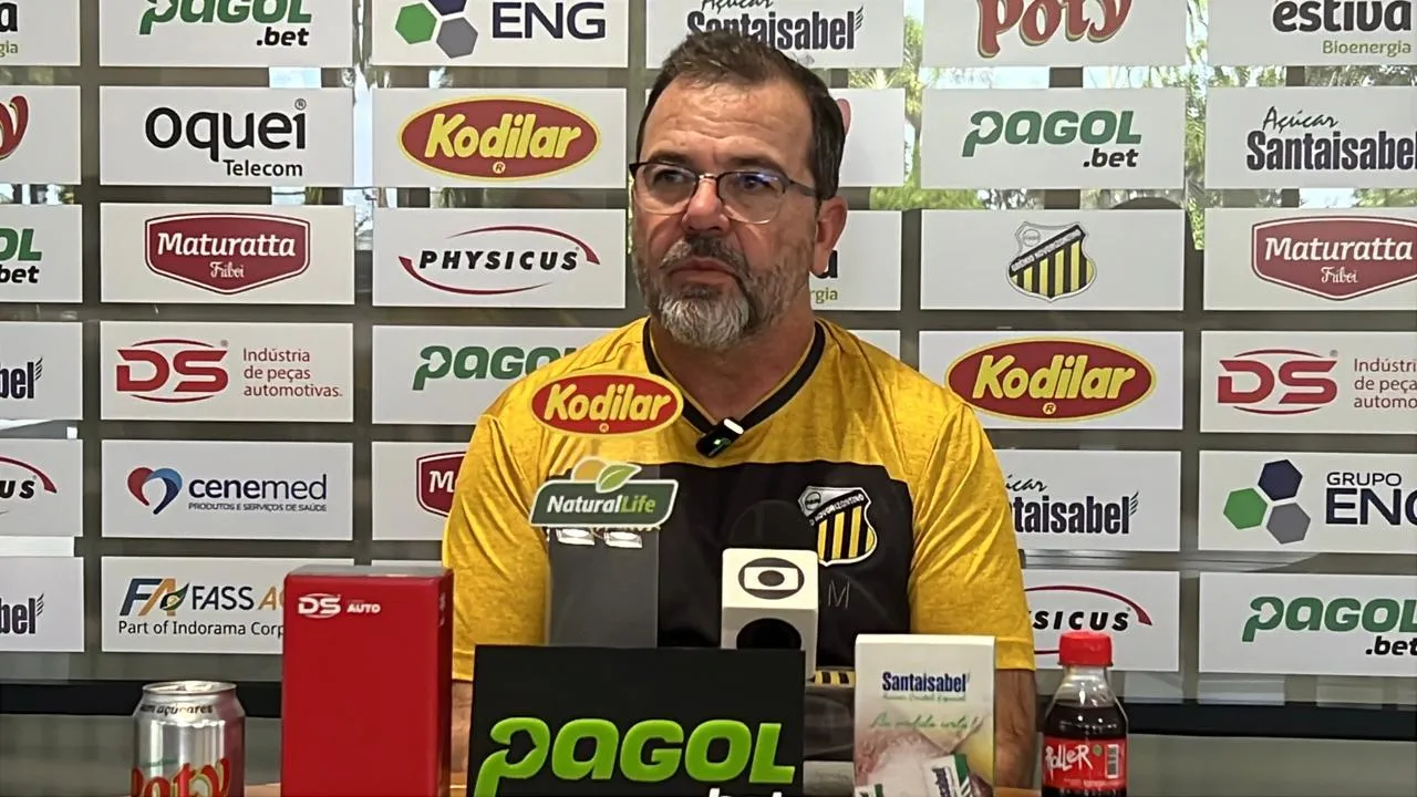 Treinador Enderson Moreira do Novorizontino em jogo da Série B