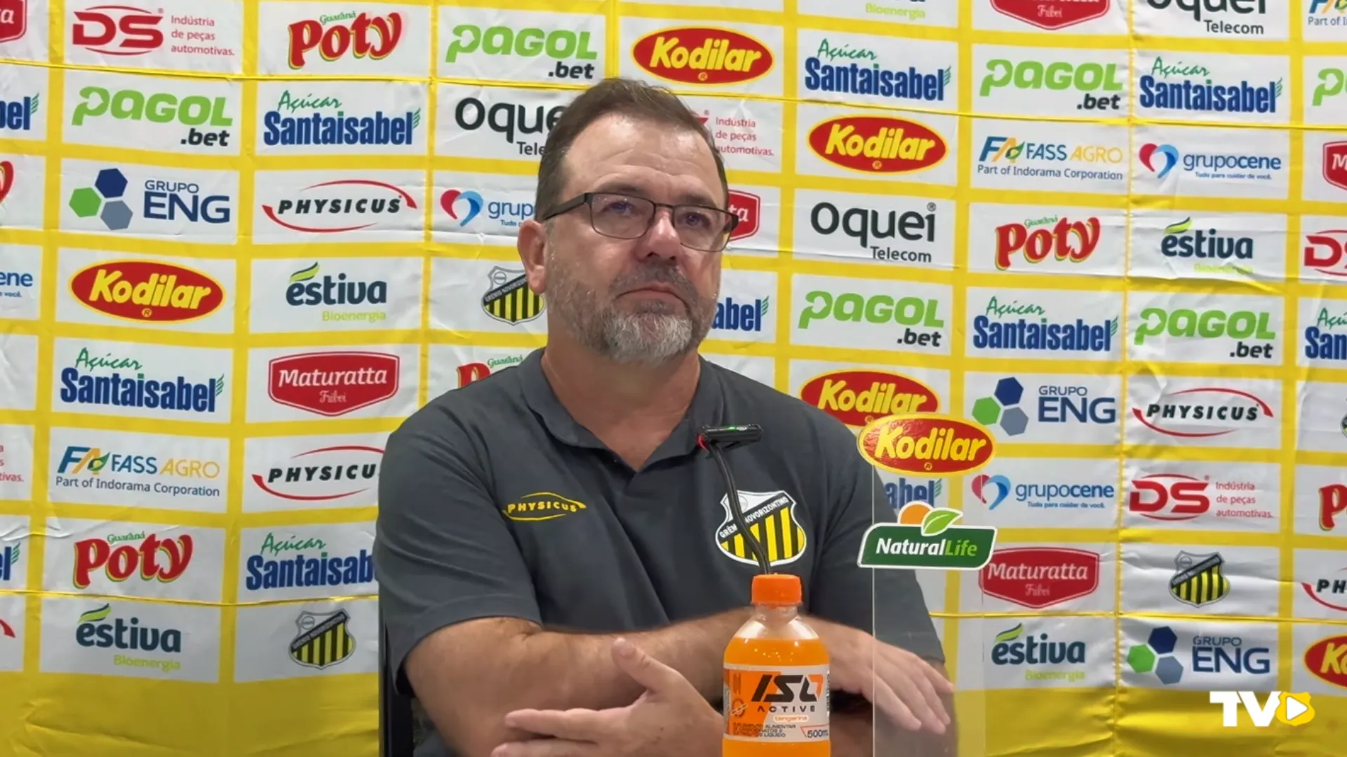 Time do Novorizontino celebrando gol em jogo da Série B contra o América-MG