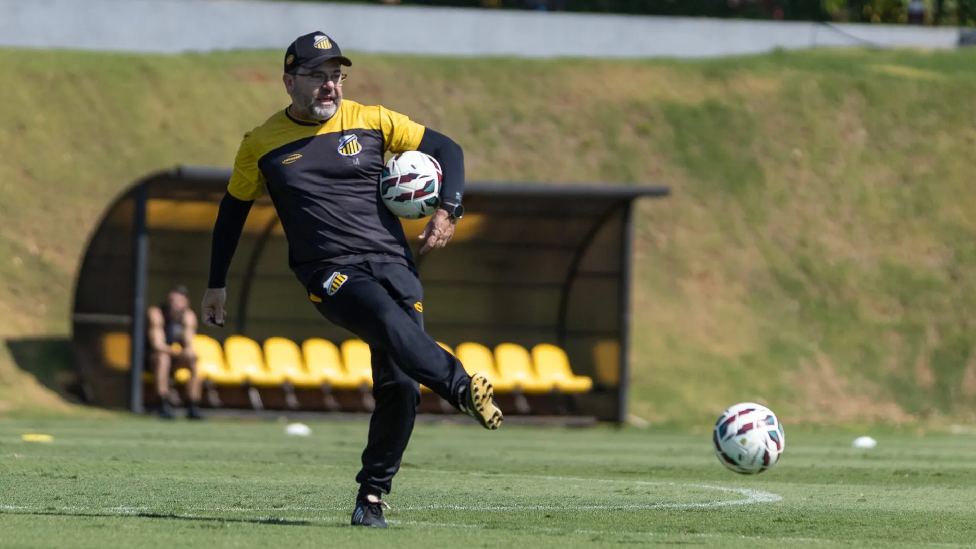 Enderson Moreira, técnico do Novorizontino, em coletiva de imprensa