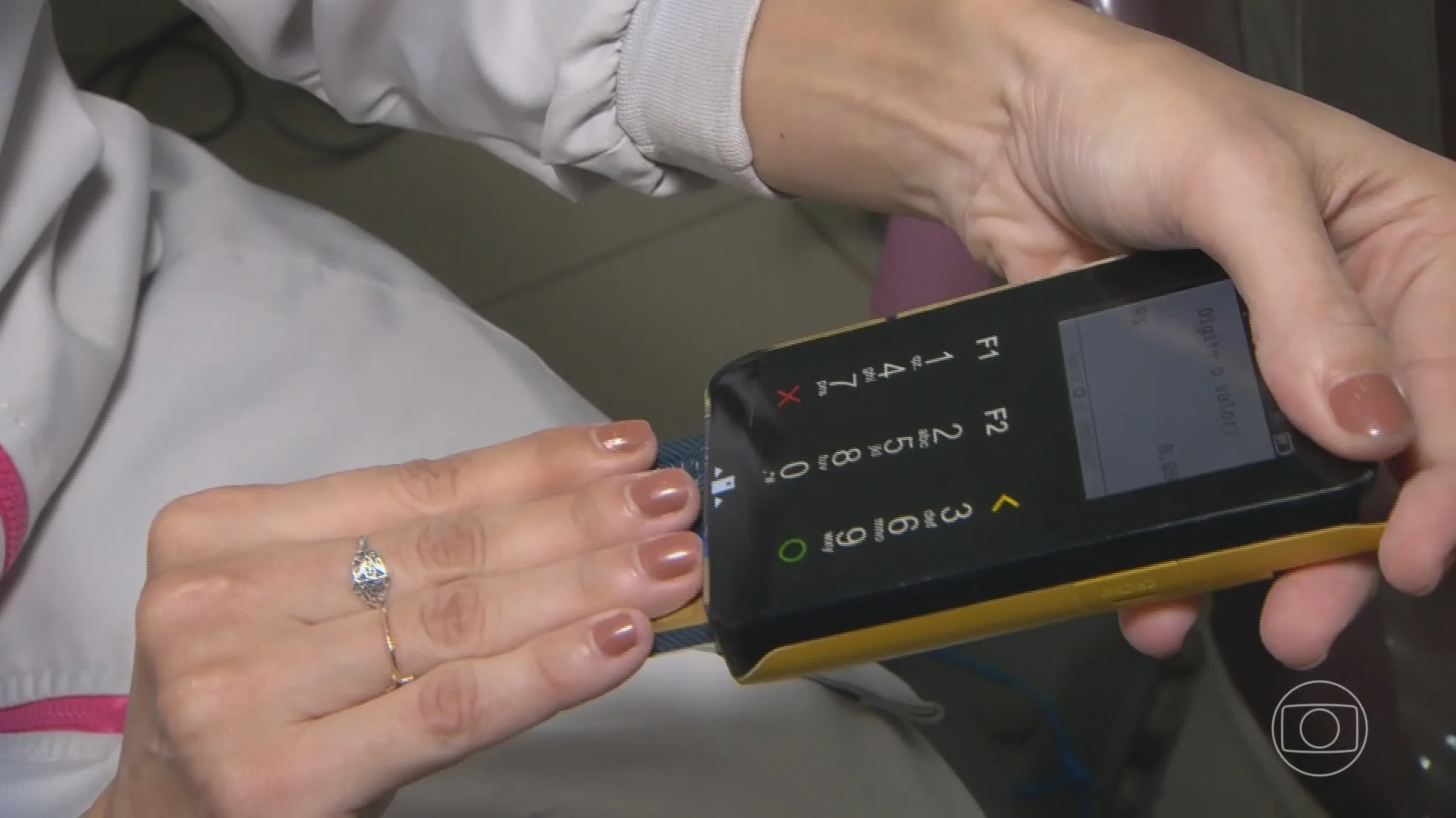 Família brasileira revisando contas, endividamento das famílias, dívidas no Brasil, finanças pessoais