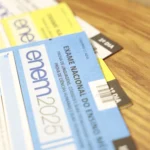 Jovem preenchendo formulário de isenção Enem 2026 no computador