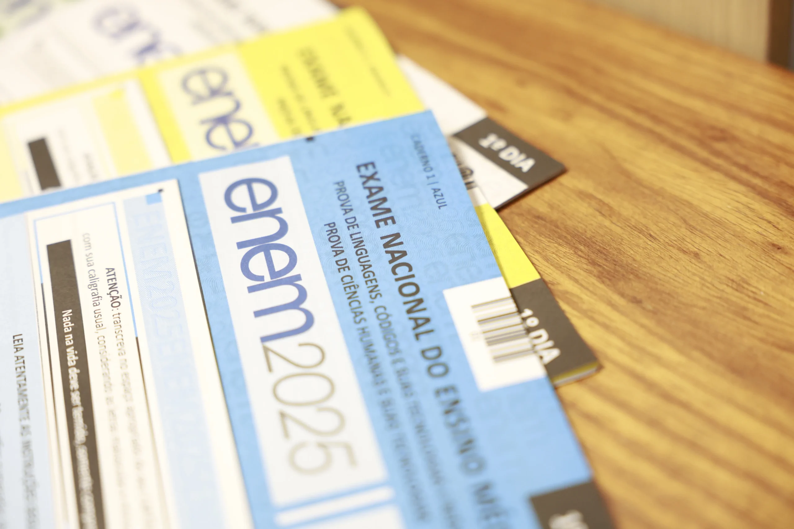 Jovem preenchendo formulário de isenção Enem 2026 no computador