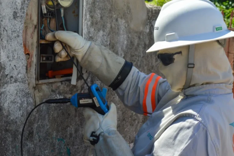 Medidor de energia elétrica adulterado com 'gato' (ligação clandestina)