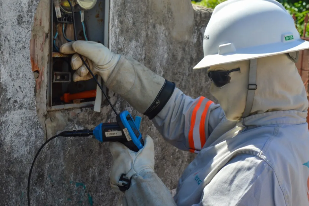 Medidor de energia elétrica adulterado com 'gato' (ligação clandestina)