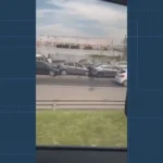 Engavetamento Niterói-Manilha com viatura da PM, 11 carros envolvidos, policial ferido, trânsito lento