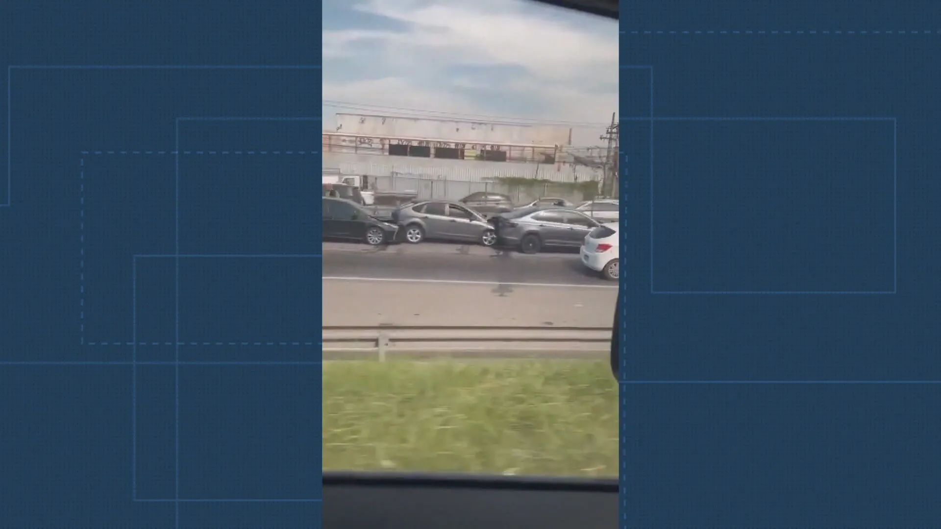 Engavetamento Niterói-Manilha com viatura da PM, 11 carros envolvidos, policial ferido, trânsito lento