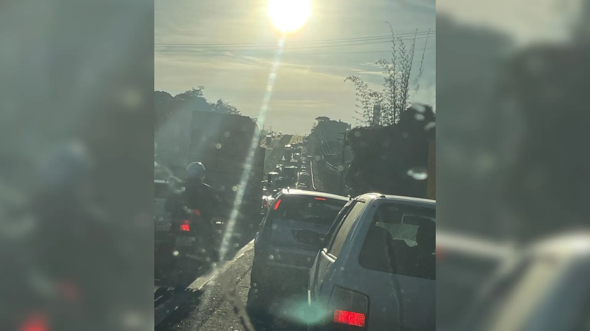 Acidente de trânsito com múltiplos veículos na rodovia SP-127 em Tatuí, com feridos e interdição da via.