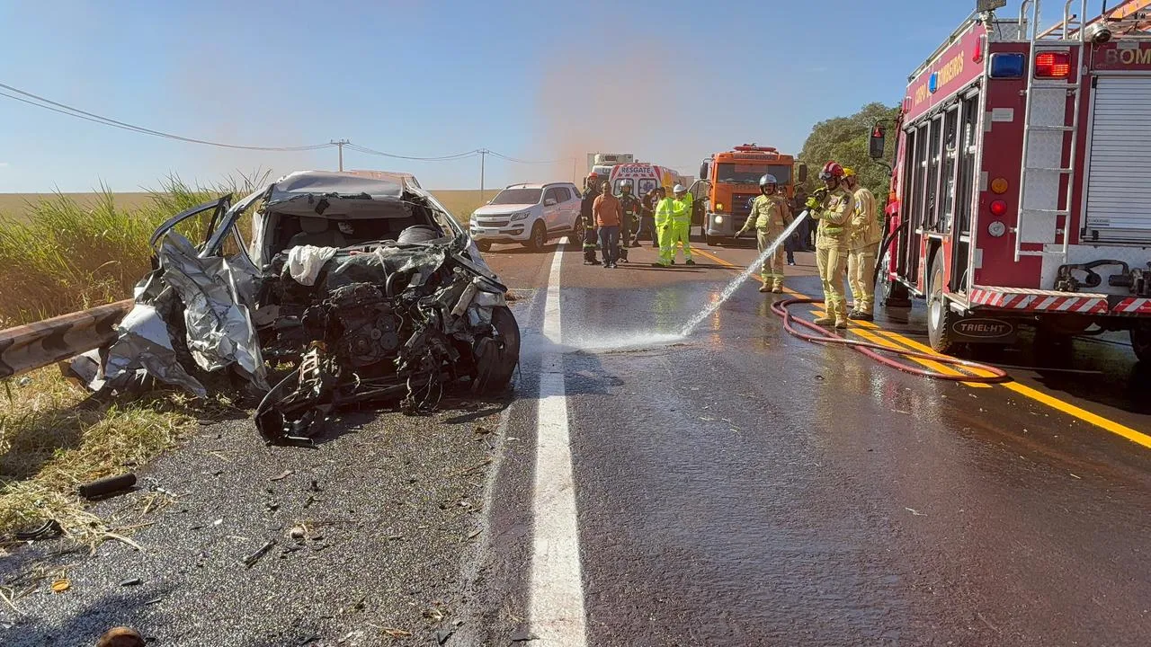 Ambulância atendendo acidente na BR-369 com vários veículos envolvidos e socorristas em ação.