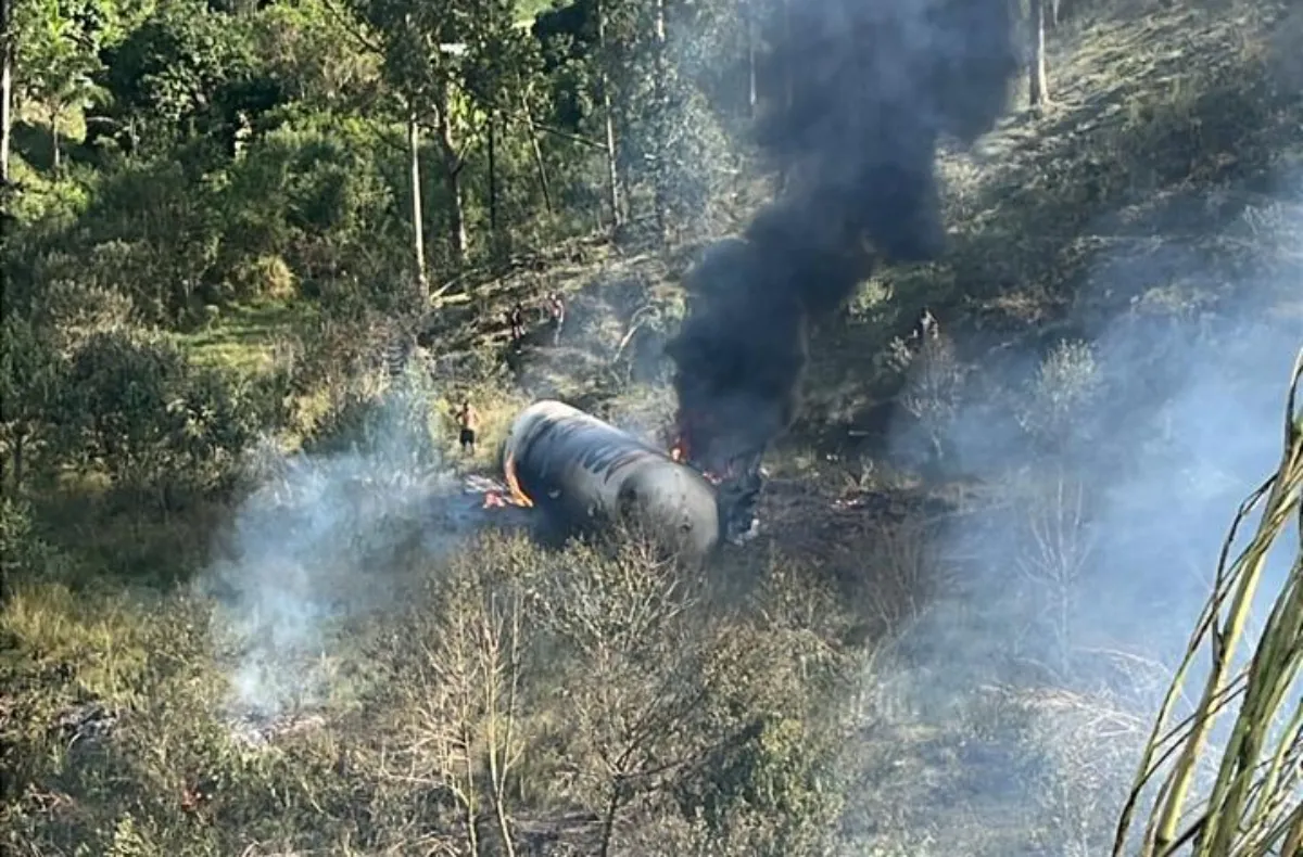 Explosão de carreta na Via Dutra em Barra Mansa com equipes de emergência
