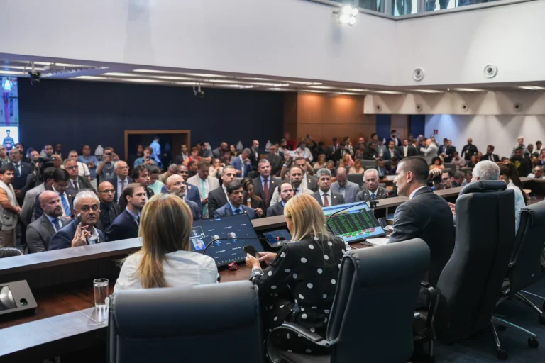 Edifício da Alerj com pôr do sol, deputados entrando e saindo após retotalização de votos