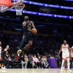 LeBron James enterrando de costas em jogo dos playoffs da NBA, com a camisa dos Lakers