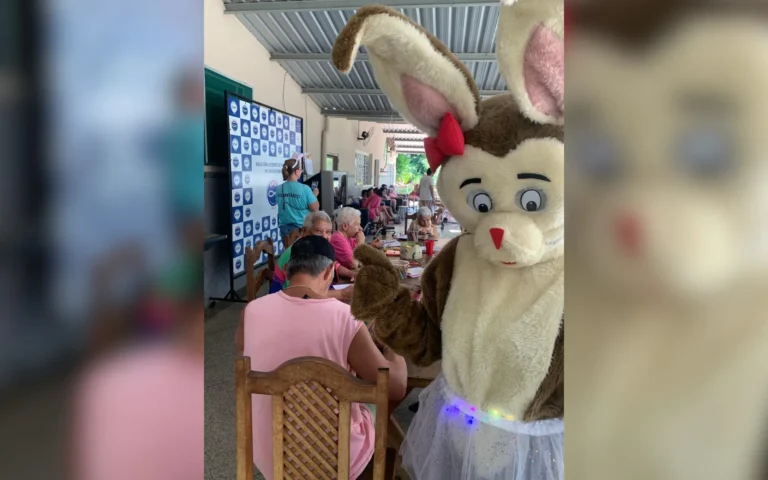 Voluntários entregando chocolates para crianças em Araçatuba na Páscoa