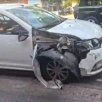 Bicicleta danificada e carro branco após atropelamento de entregador no Jardim Botânico, Rio de Janeiro.