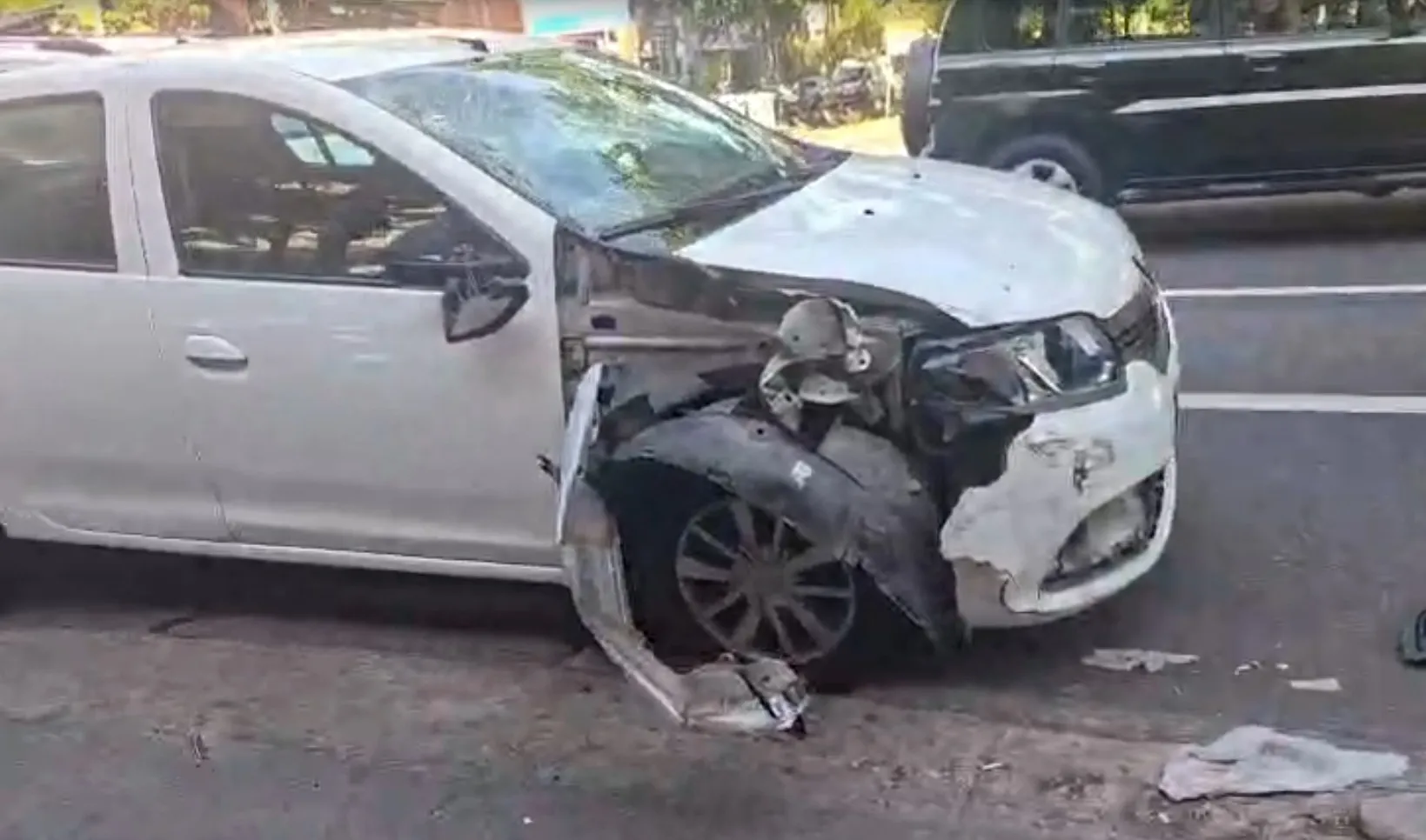 Bicicleta danificada e carro branco após atropelamento de entregador no Jardim Botânico, Rio de Janeiro.