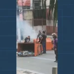 Motoboys em protesto na Avenida Marechal Rondon, Rio de Janeiro, após briga com moradora de condomínio.