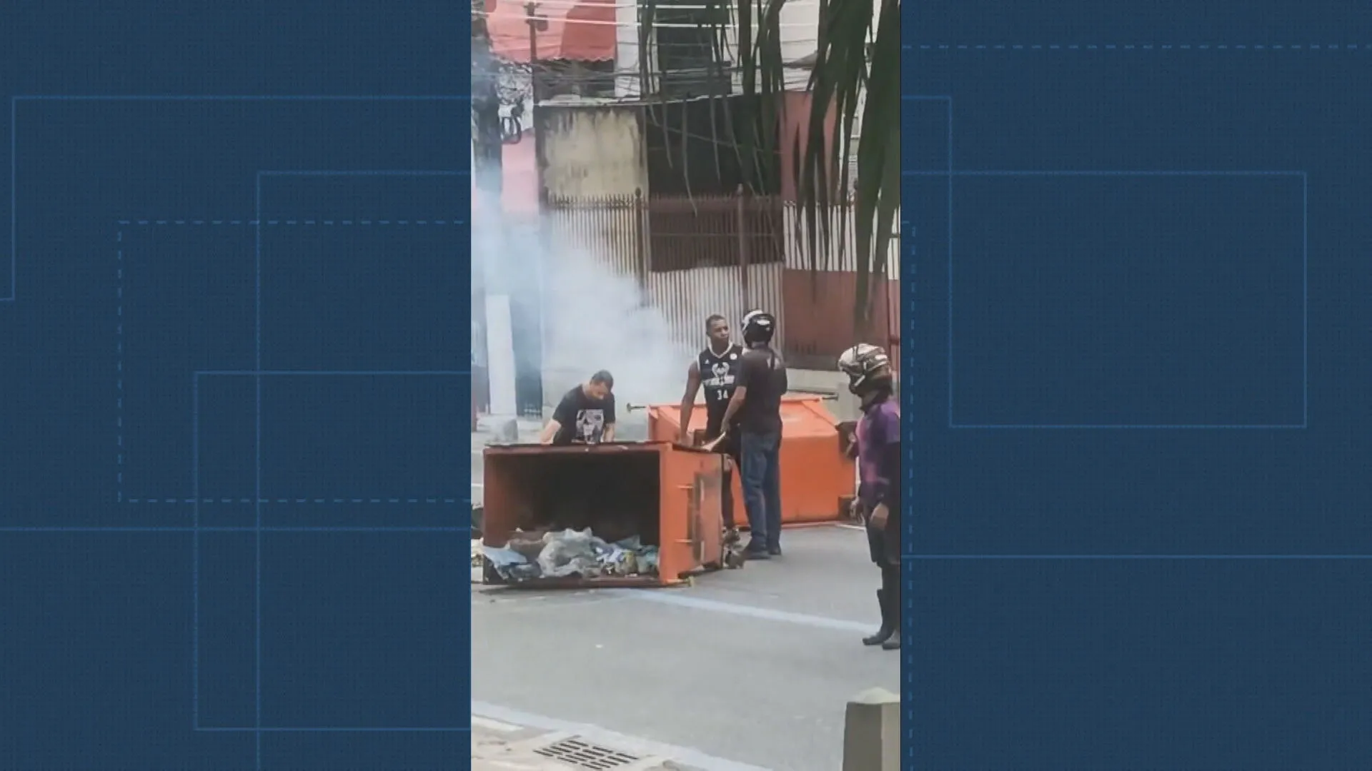 Motoboys em protesto na Avenida Marechal Rondon, Rio de Janeiro, após briga com moradora de condomínio.