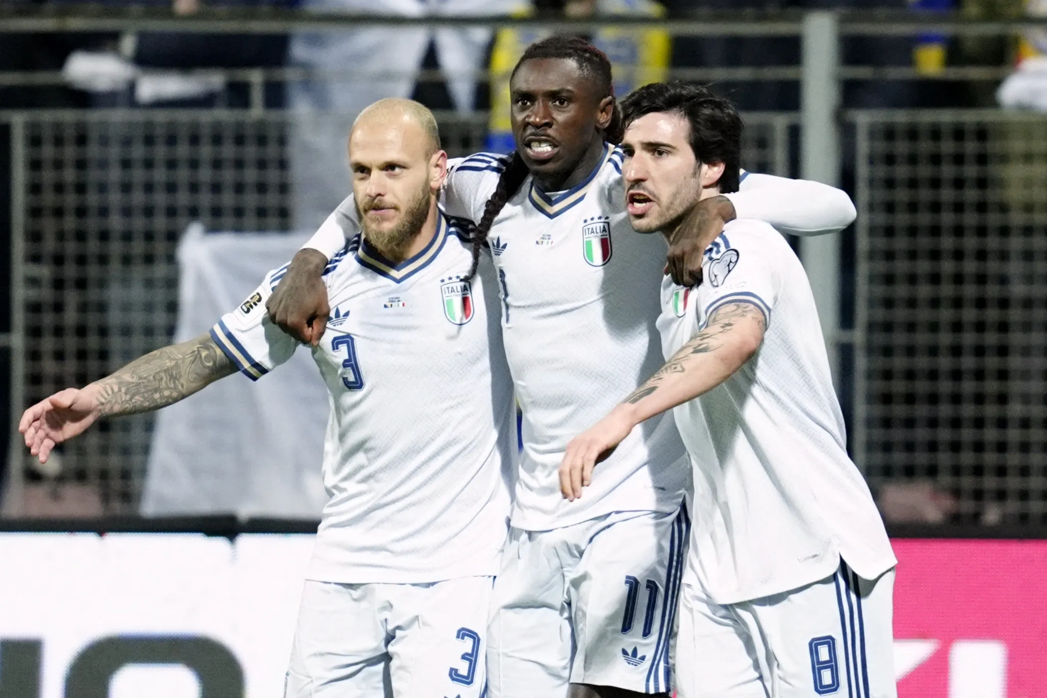 Bola de futebol com bandeiras da Itália e Irã, simbolizando a polêmica da Copa do Mundo.