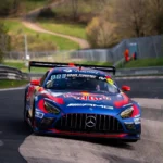 Carro Mercedes GT3 da equipe Verstappen Nürburgring em ação na pista de corrida