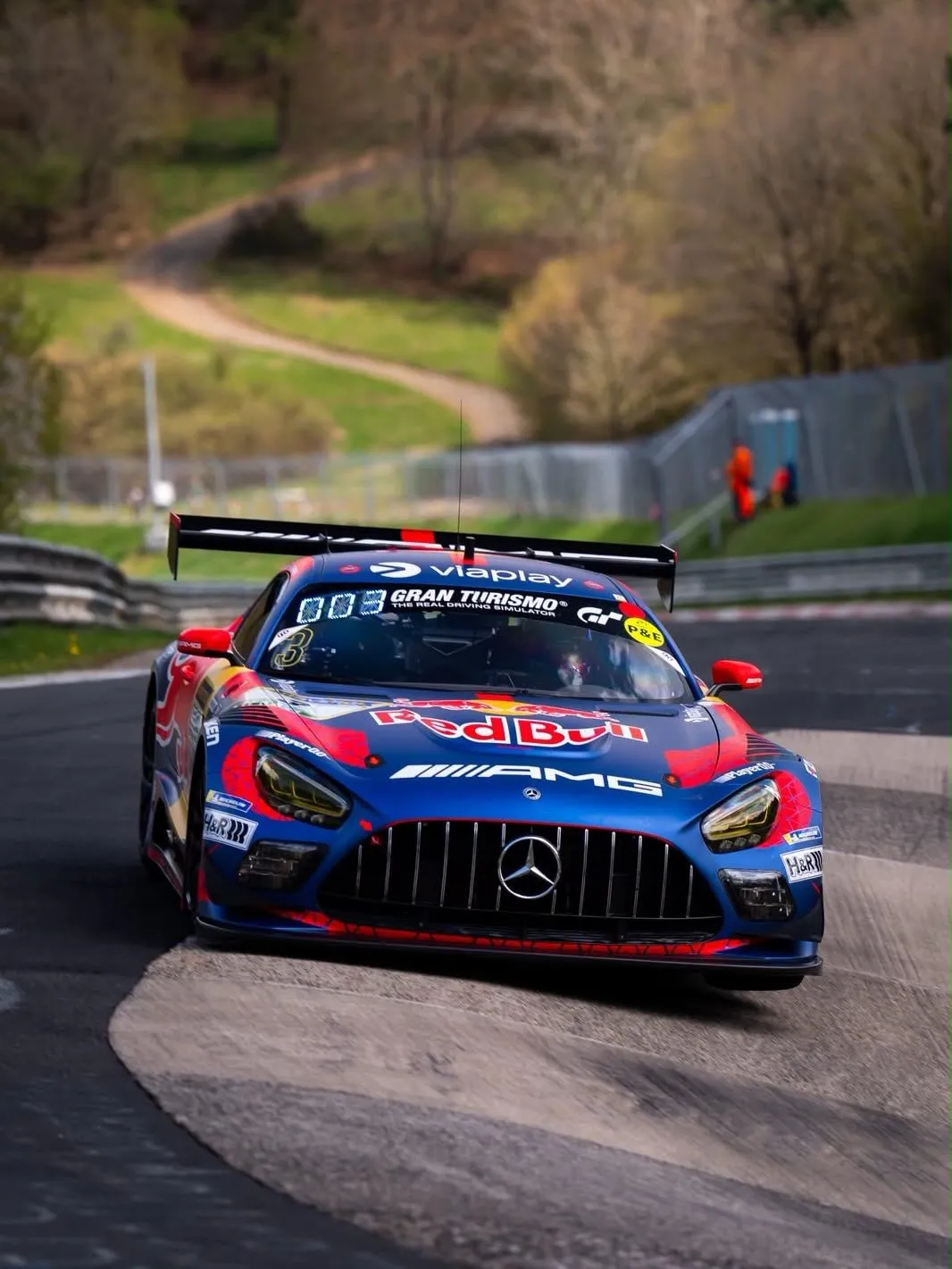 Carro Mercedes GT3 da equipe Verstappen Nürburgring em ação na pista de corrida