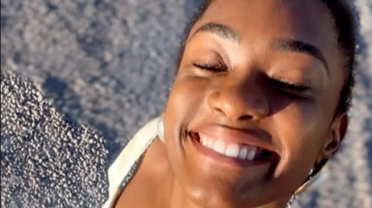 Erika Januza feliz e saudável após infecção renal