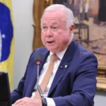 Trabalhadores discutindo a redução da jornada e a Escala 6x1 no Brasil.