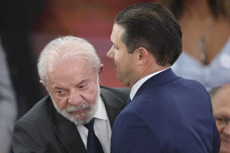 Lula e Hugo Motta em reunião sobre mudança na escala 6x1 e jornada de trabalho