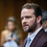 Pessoas em escritório debatendo a escala 6x1 e novas leis trabalhistas