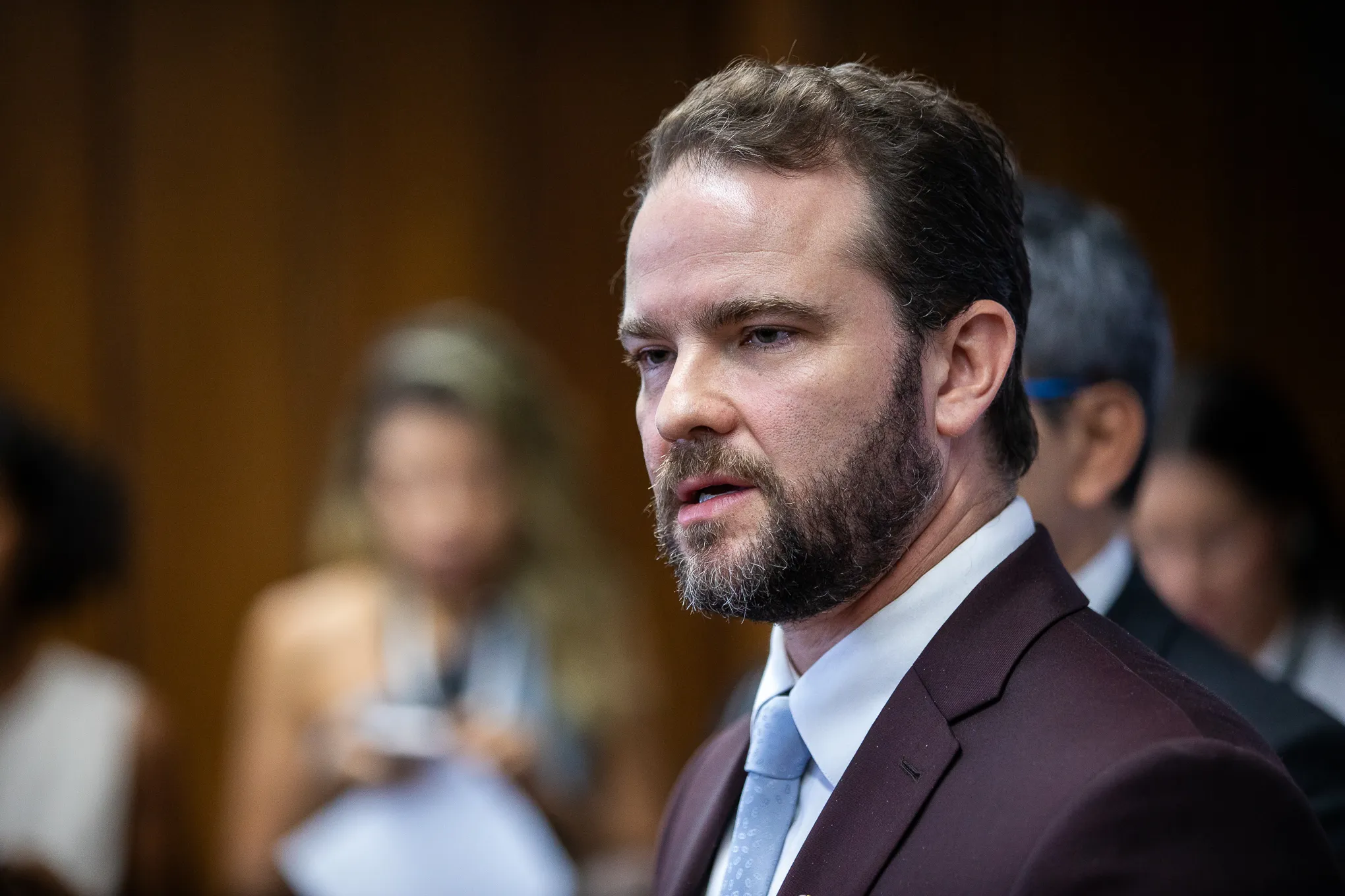 Pessoas em escritório debatendo a escala 6x1 e novas leis trabalhistas