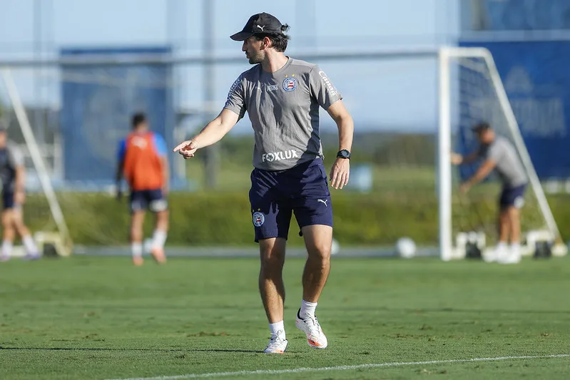 Time do Bahia treinando para o jogo contra o Flamengo no Maracanã