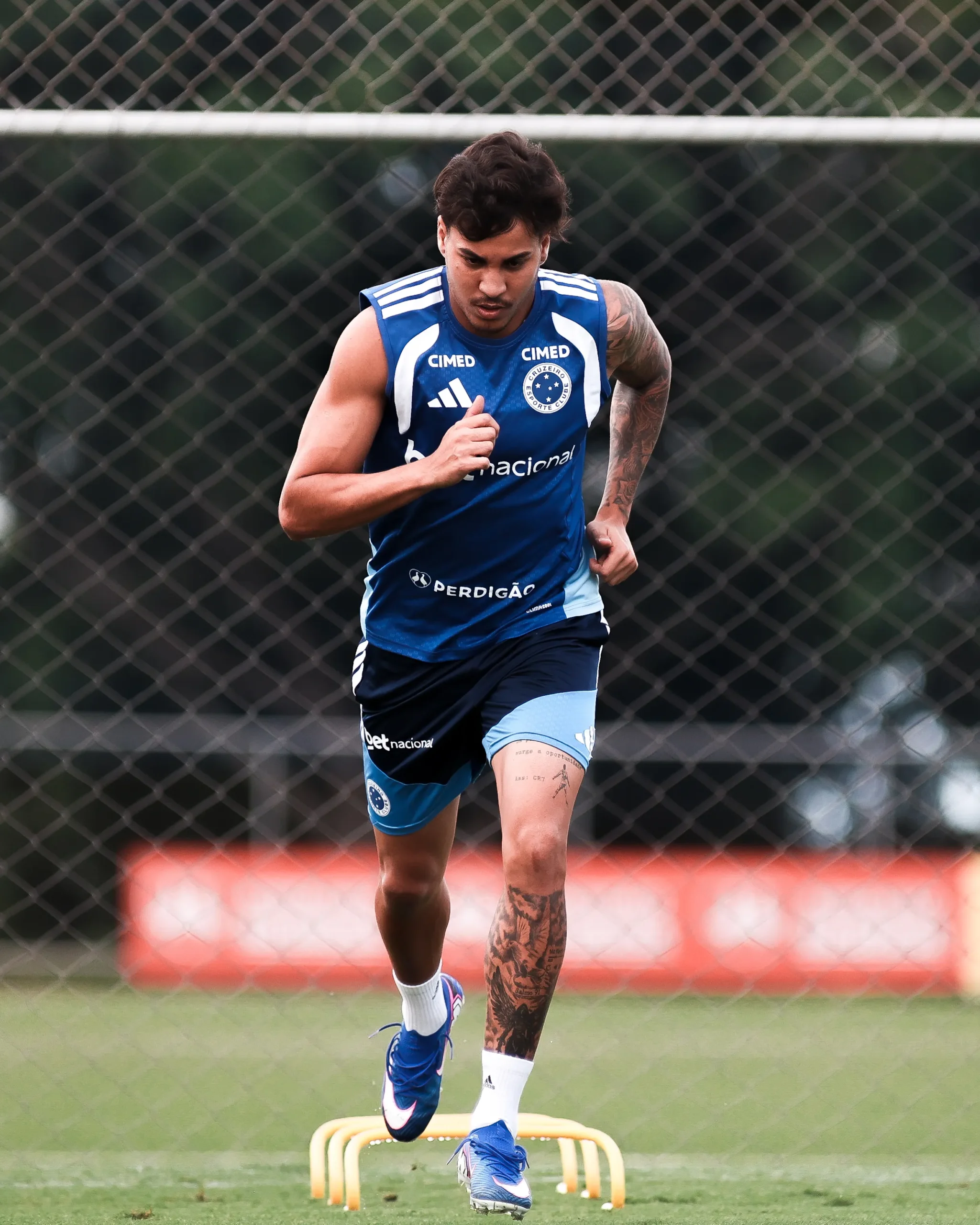 Jogadores do Cruzeiro em campo durante partida do Brasileirão