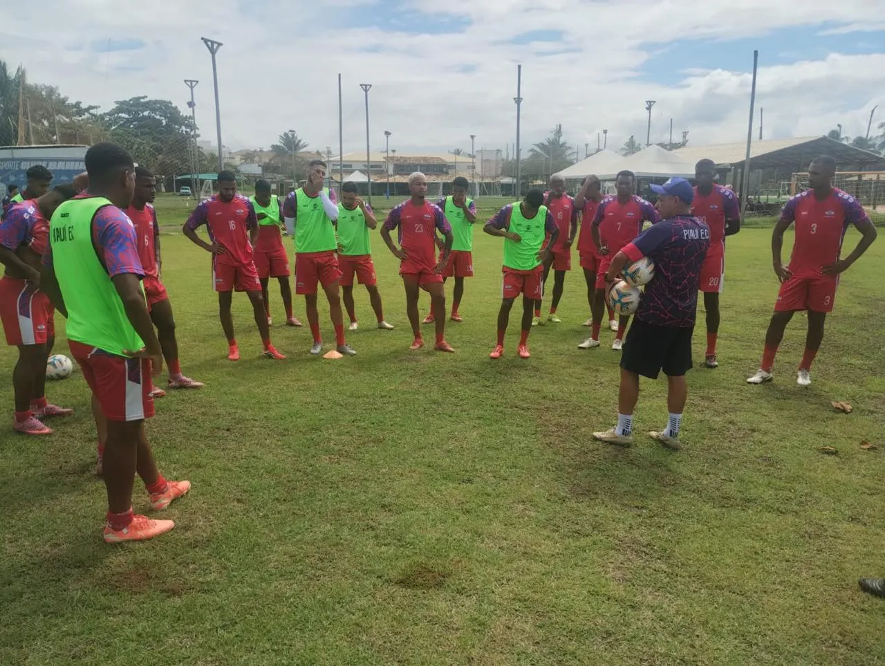 Time do Piauí treinando em campo, com foco nos jogadores Williams Bahia e Guilherme Belea