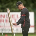 Treinador Jair Ventura em campo com o time do Vitória, preparando a escalação contra o São Paulo.