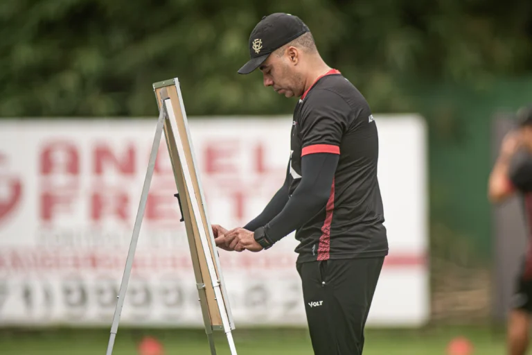 Treinador Jair Ventura em campo com o time do Vitória, preparando a escalação contra o São Paulo.