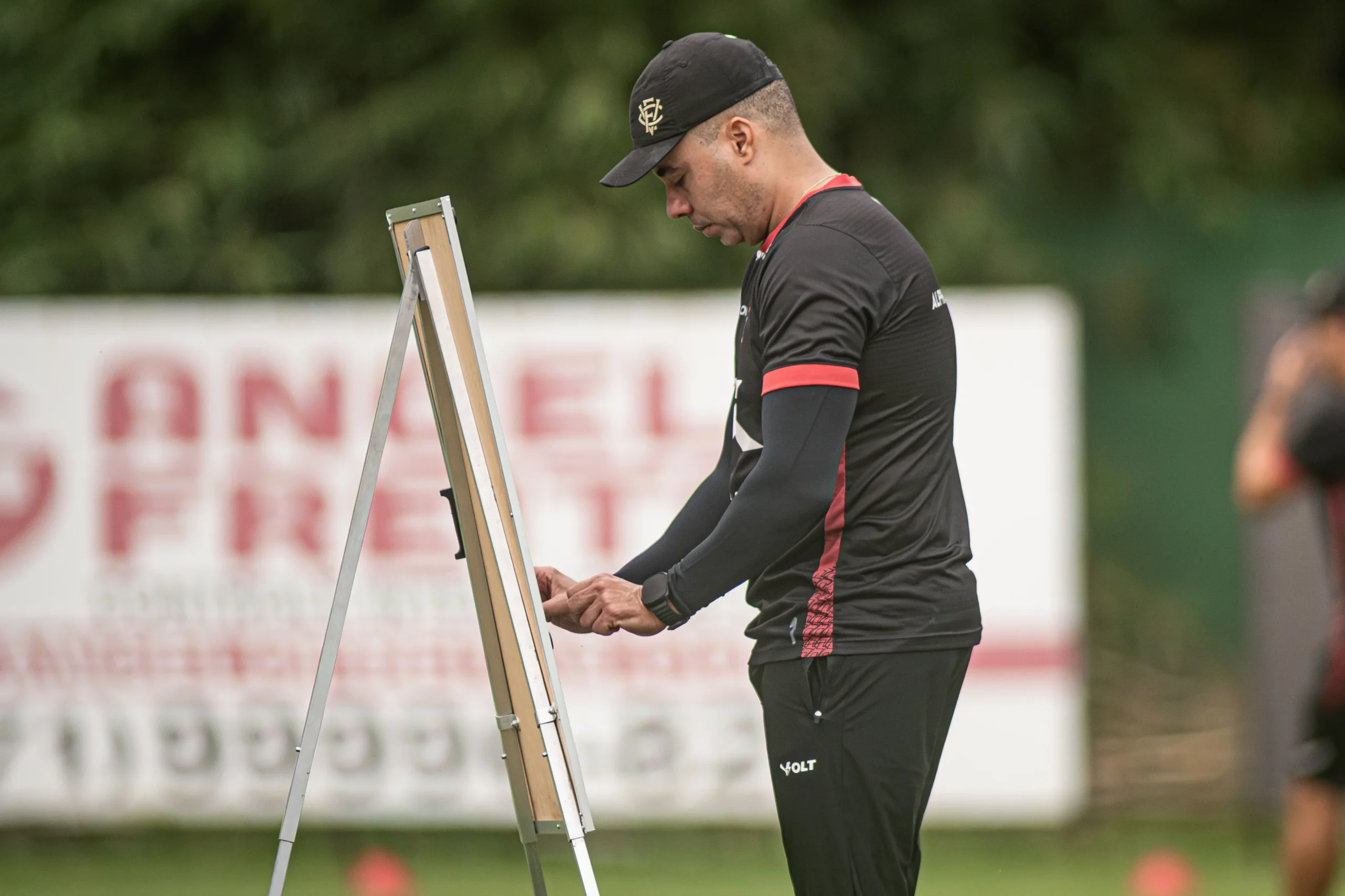 Treinador Jair Ventura em campo com o time do Vitória, preparando a escalação contra o São Paulo.