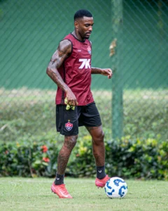 Escalação do Vitória: Reforços e Desfalques para o Confronto