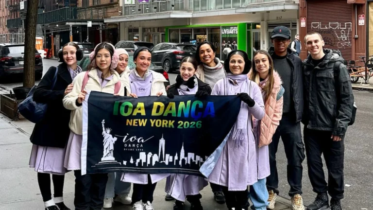 Bailarinos do IOA Dança de Jundiaí com medalhas e troféus em Nova York.