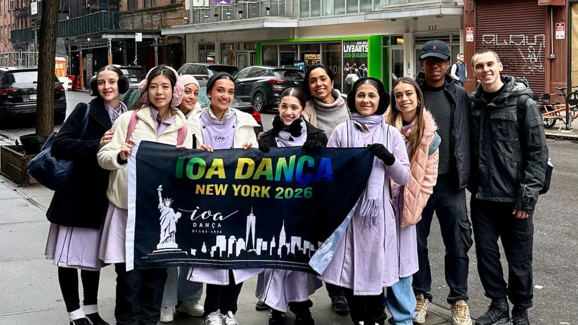 Bailarinos do IOA Dança de Jundiaí com medalhas e troféus em Nova York.
