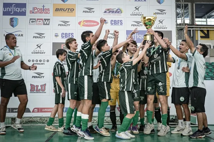 Time Escolinha Pelezinho futsal sub-14, vice-campeão nacional em comemoração