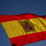 Pessoas diversas trabalhando na Espanha, simbolizando a contribuição imigrante e o processo de regularização