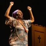 Sirléa Aleixo no palco durante o Espetáculo Querida Mamãe, peça teatral gratuita em Campos dos Goytacazes