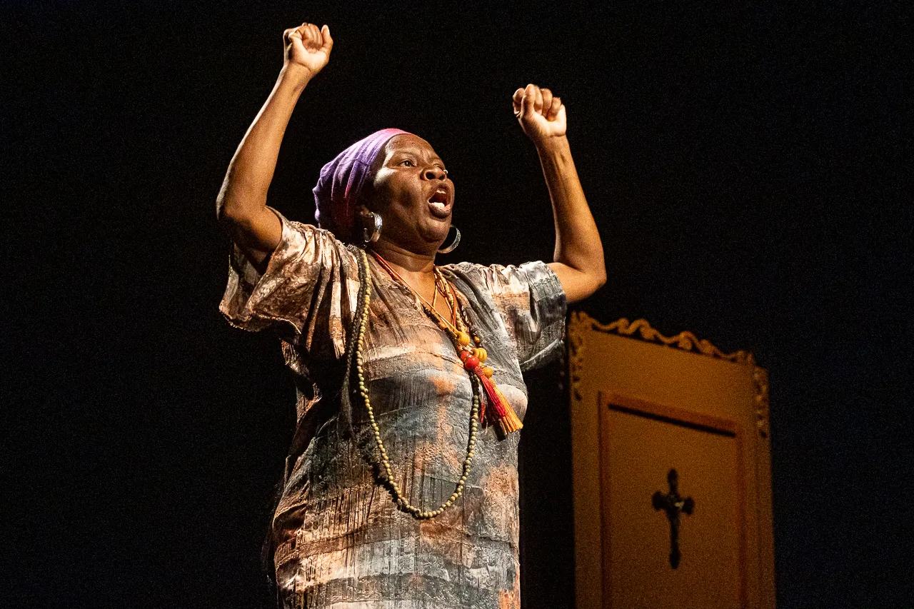 Sirléa Aleixo no palco durante o Espetáculo Querida Mamãe, peça teatral gratuita em Campos dos Goytacazes