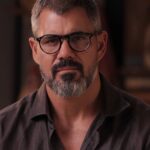 Letícia Cazarré e Juliano Cazarré sorrindo juntos, paisagem da Chapada dos Veadeiros, evento O Farol e a Forja