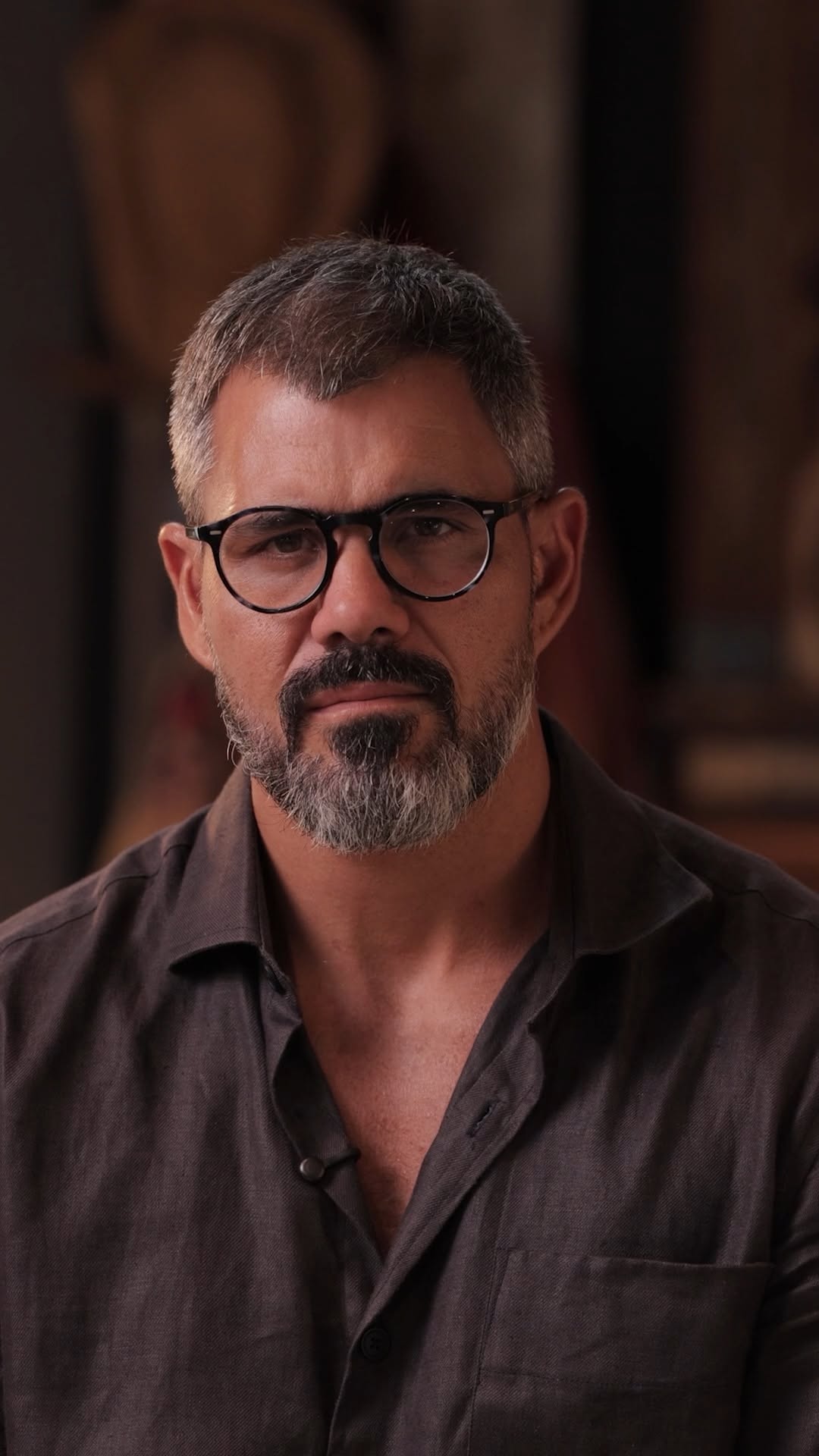 Letícia Cazarré e Juliano Cazarré sorrindo juntos, paisagem da Chapada dos Veadeiros, evento O Farol e a Forja