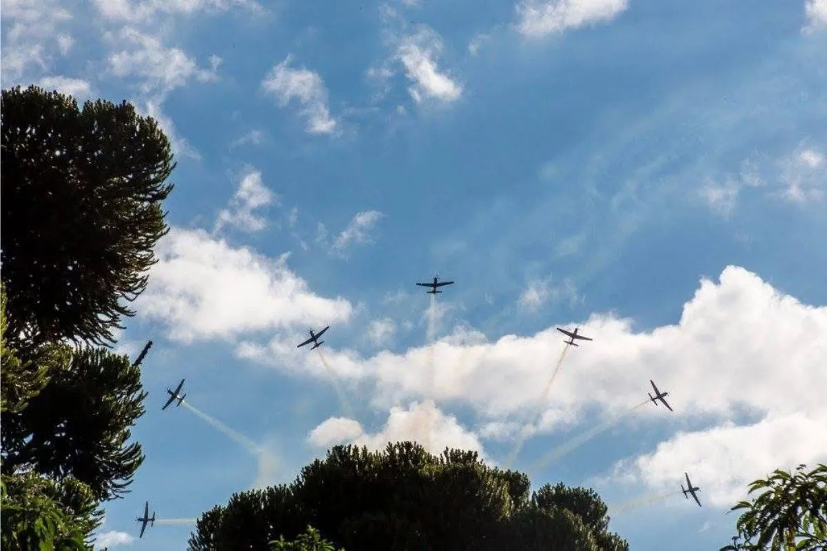 Aviões da Esquadrilha da Fumaça fazendo acrobacias no céu
